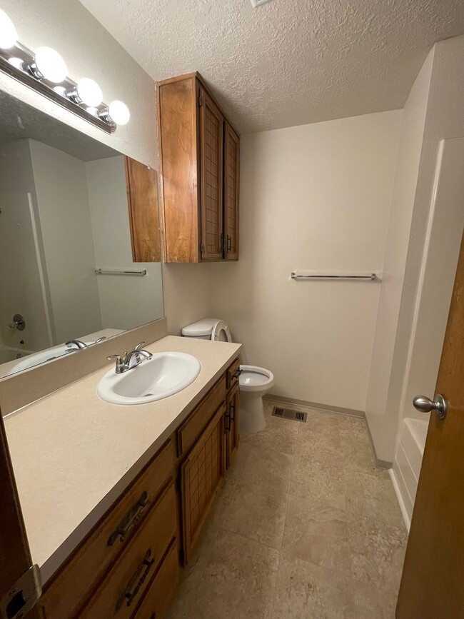 Building Photo - 3 bed 1.5 bath Home in Salem