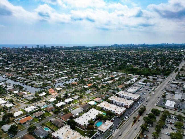 Building Photo - 400 S Cypress Rd