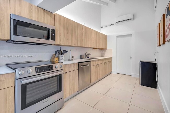 Building Photo - 870 NE 82nd St