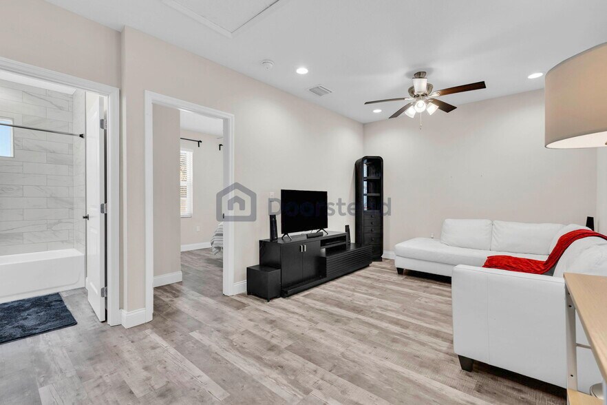 Building Photo - 4114 N Nebraska Ave