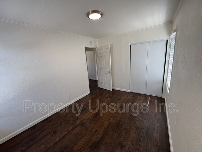 Building Photo - 104 E 6th St