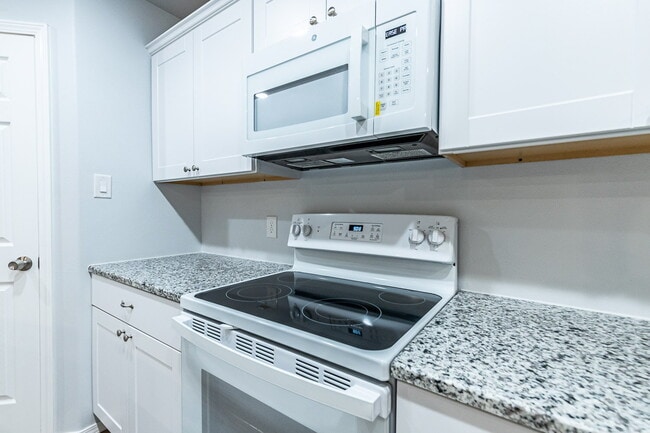 Building Photo - Half off First Full Month's Rent /Zero Deposit /Convenient to All Institutions of Higher Learning...