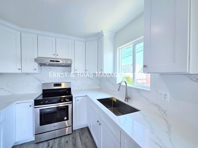 Building Photo - 1320 Lewis Ave