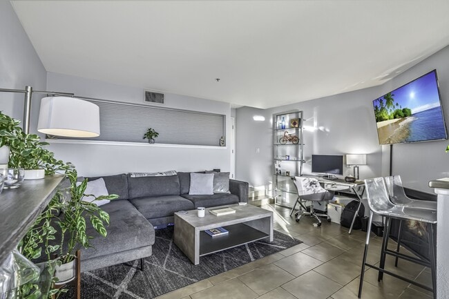 Building Photo - 7320 Hawthorn Ave