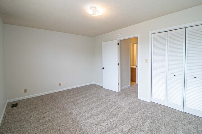 Building Photo - 814-E Golfview Place