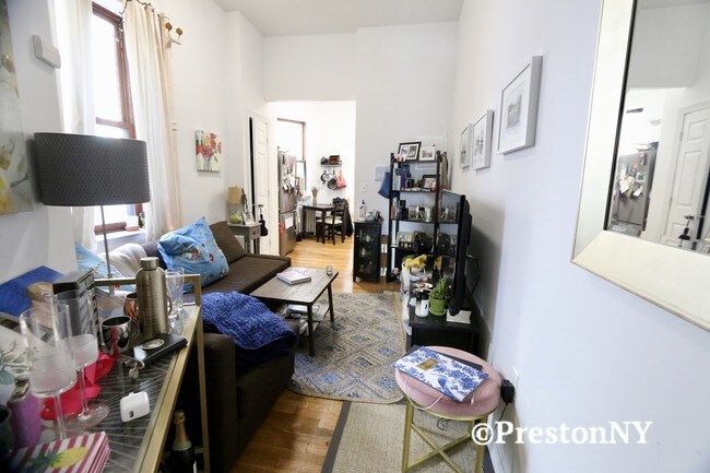 Building Photo - 31 Bank St