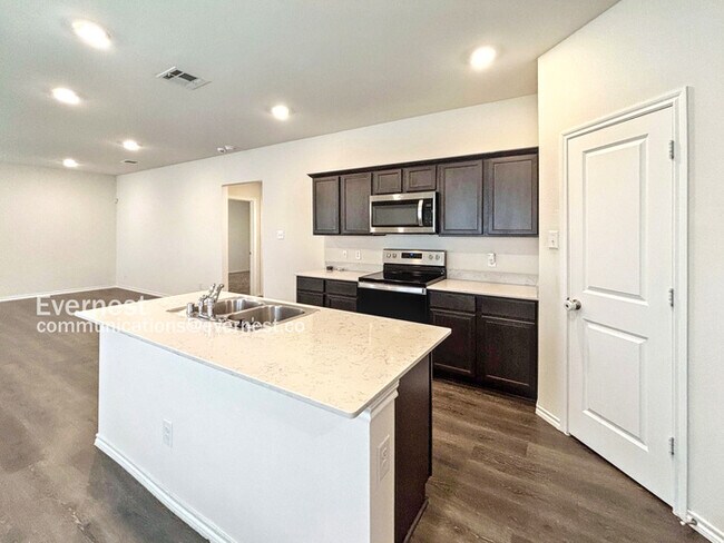 Building Photo - 3213 Perman Dr