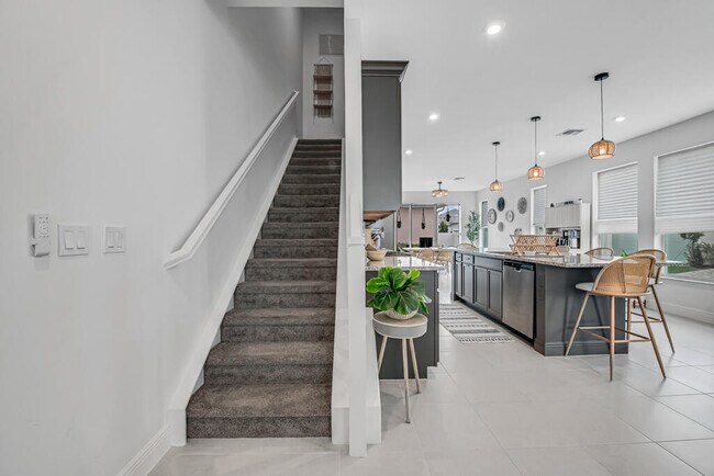 Building Photo - 930 SW Pr Ave