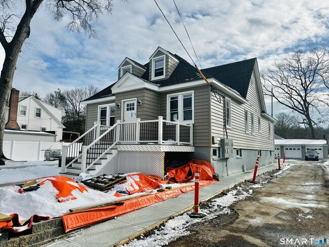 Building Photo - 16 Hillside St