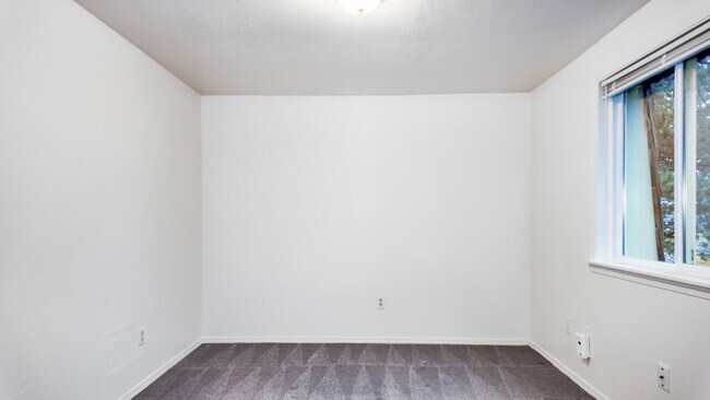 Building Photo - Spacious Apartment in Cozy Tacoma Neighborhood