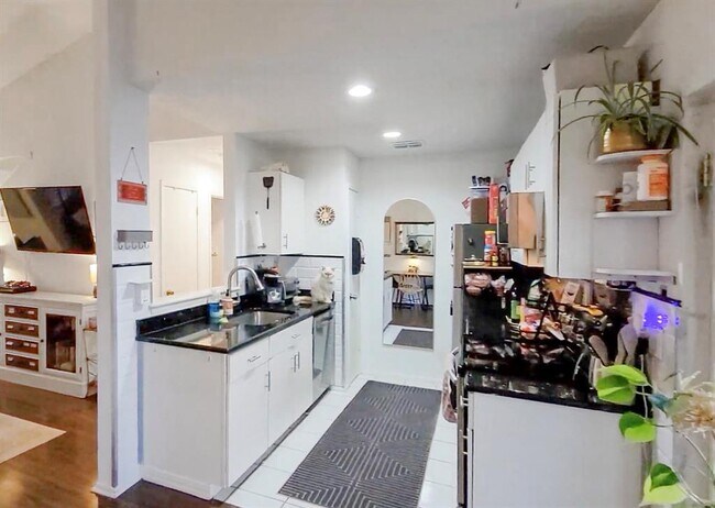 Building Photo - 1015 E Yager Ln