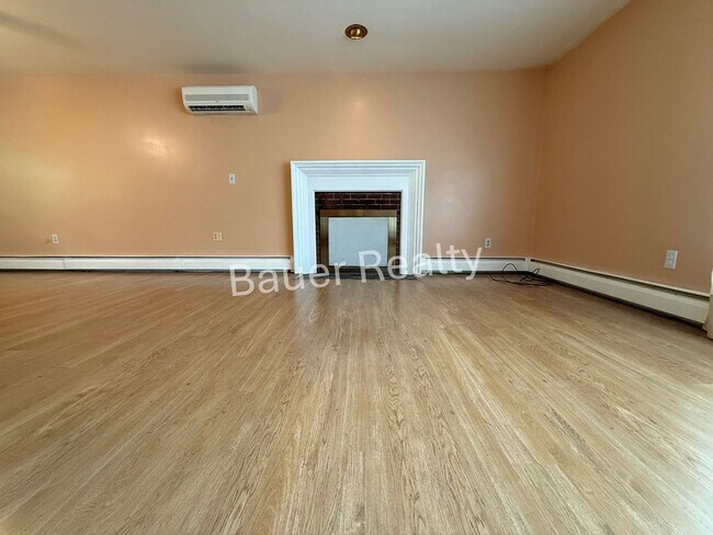 Building Photo - Four Bedroom, New London Schools