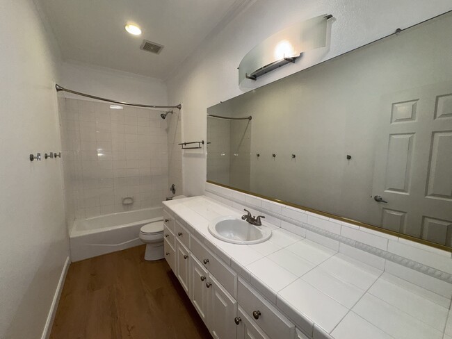 Building Photo - 553 W Fallbrook Ave