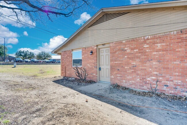 Building Photo - 709 George Hopper Rd