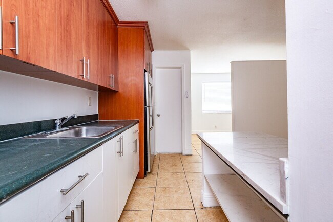 Building Photo - Charming 1-Bedroom Apartment in the Heart ...