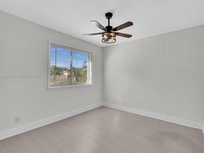 Building Photo - 11407 Lakeview Dr