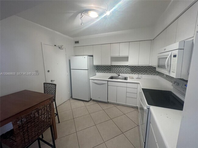 Building Photo - 5161 Collins Ave