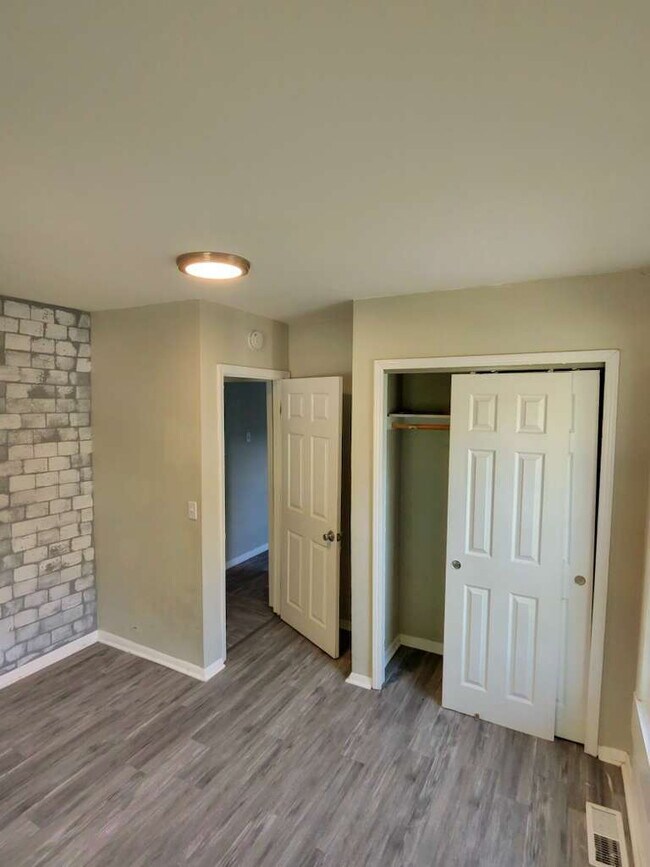 Building Photo - Spacious and Comfortable Living on Buddie Avenue