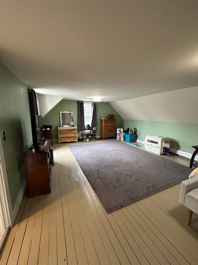 Building Photo - Spacious Single-Family House - Close to Mi...
