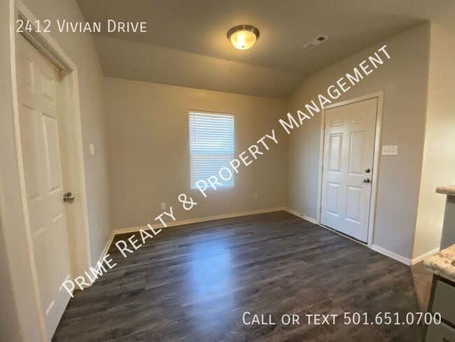 Building Photo - 2412 Vivian Dr