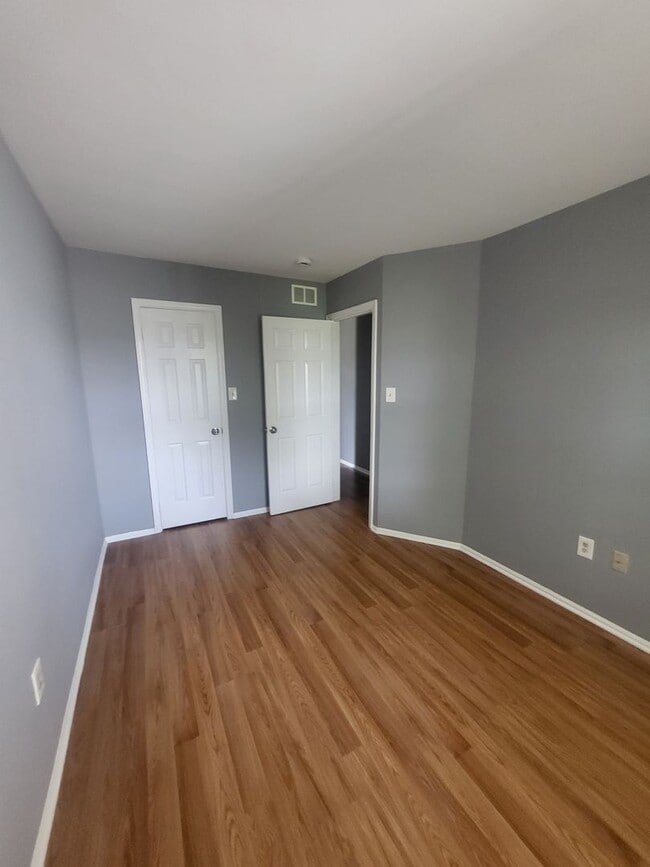 Building Photo - Wellington Woods II - 3BR/2.5BA End-Unit T...