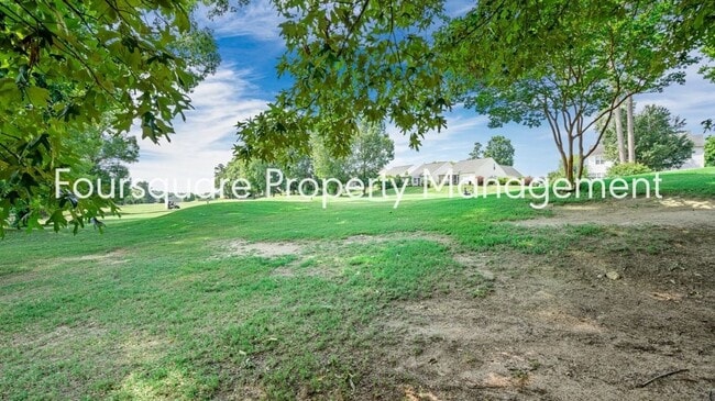 Building Photo - End Unit Townhome | Sunroom| Community Poo...