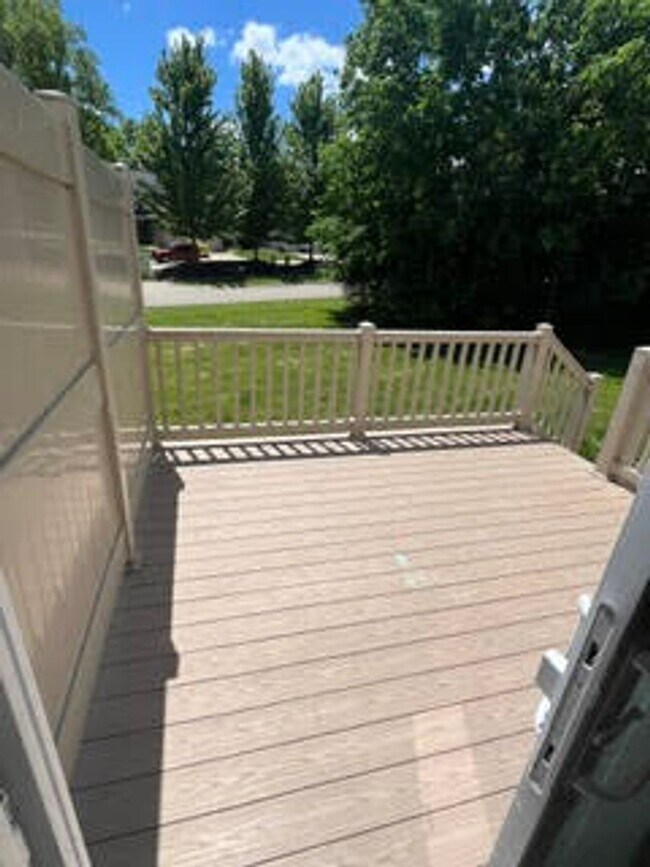 Building Photo - 585 Birch Hill Dr