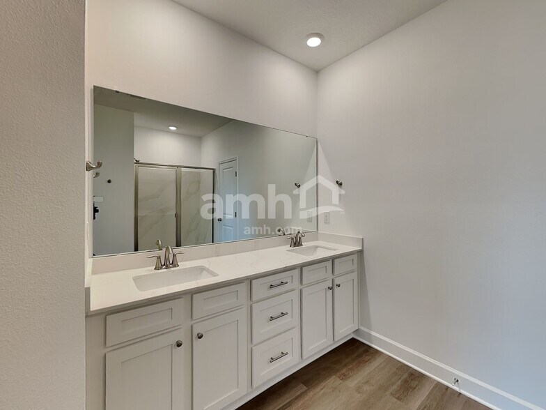 Building Photo - 2907 19th Ave W