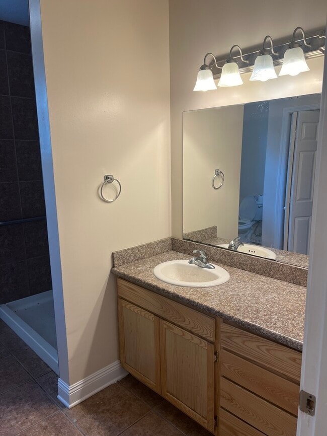 Building Photo - Beautiful 2/1 duplex