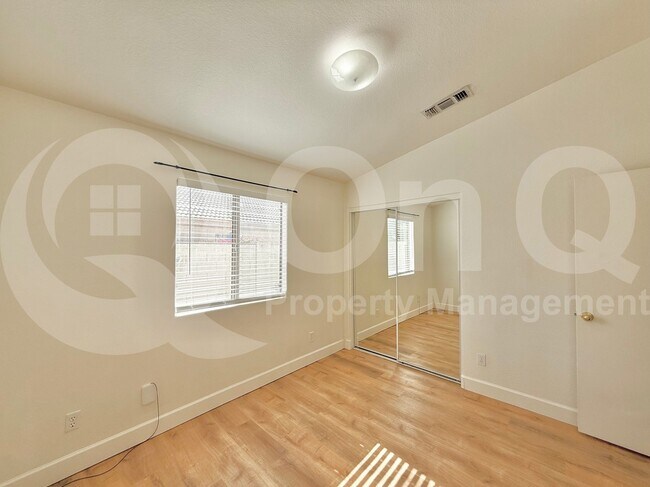 Building Photo - 1914 E Palomino Dr