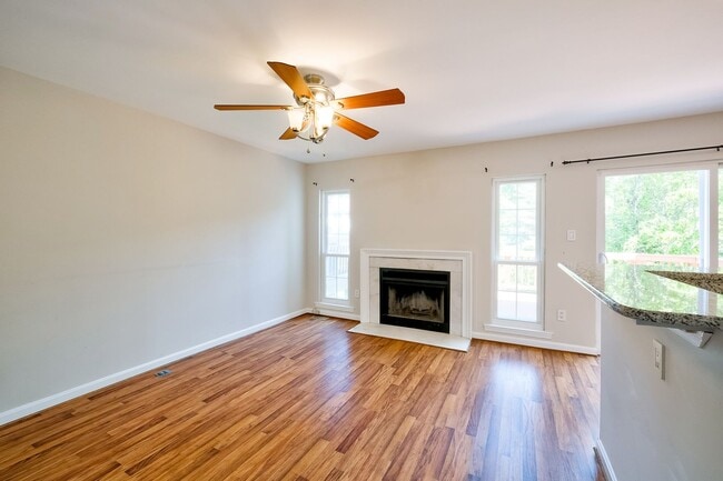 Building Photo - Charming Townhome Nestled in a Private Cul-de-Sac, Ready mid-August