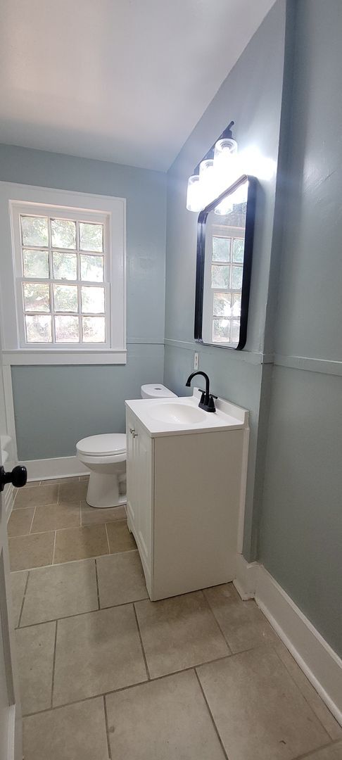 Building Photo - Beautiful 3 bedroom/1 bath Cottage with La...