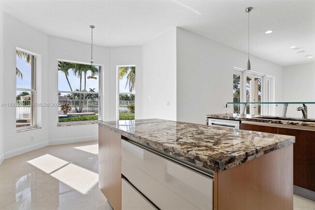 Building Photo - 926 Marina Dr