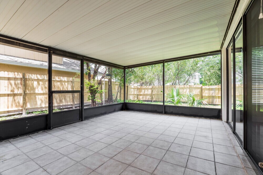 Building Photo - 402 E Springtree Way