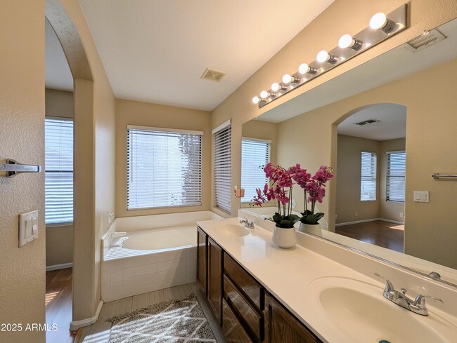 Building Photo - 8861 W Paradise Dr