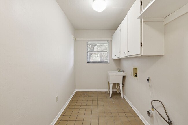Building Photo - 4 Bedroom, 3 Bath House on 1 Acre in Fox Grove
