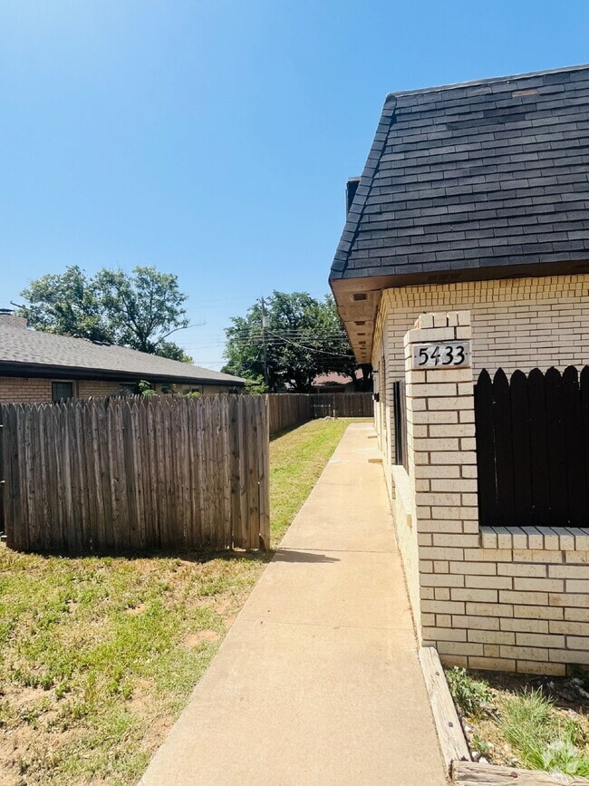 Building Photo - 2 Bedroom Townhome