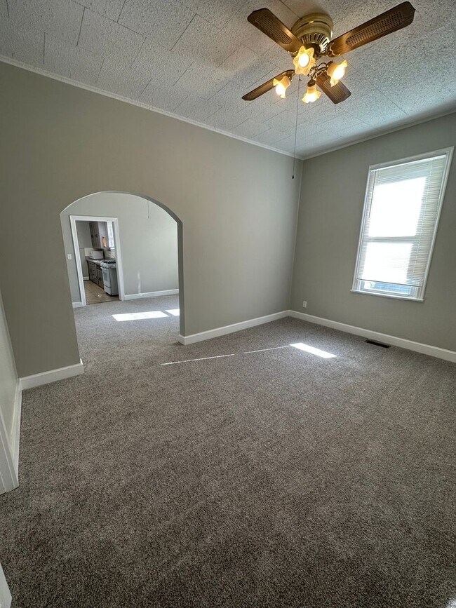 Building Photo - 3 Bedroom Single Family Home Available in August