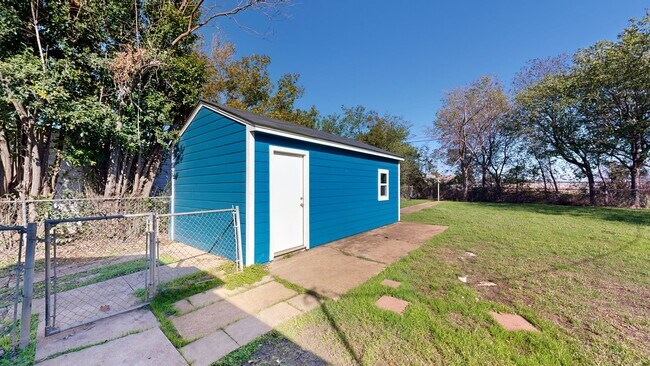 Building Photo - HUGE PRICE IMPROVEMENT $995!!!!