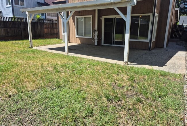 Building Photo - Adorable 3 bedroom 2.5 bath home