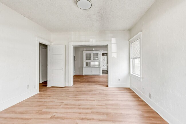 Building Photo - Spacious 1BR + 2.5BA Near USC and DTLA | First Floor Unit