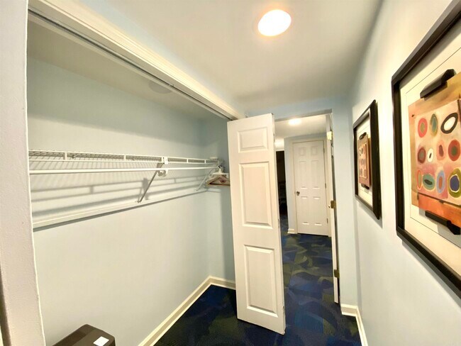 Building Photo - 1305 Stratford Ave