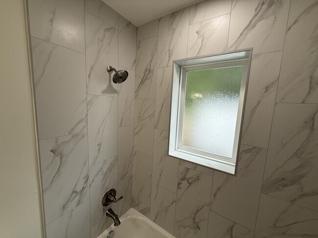 Building Photo - 940 N Hollywood St