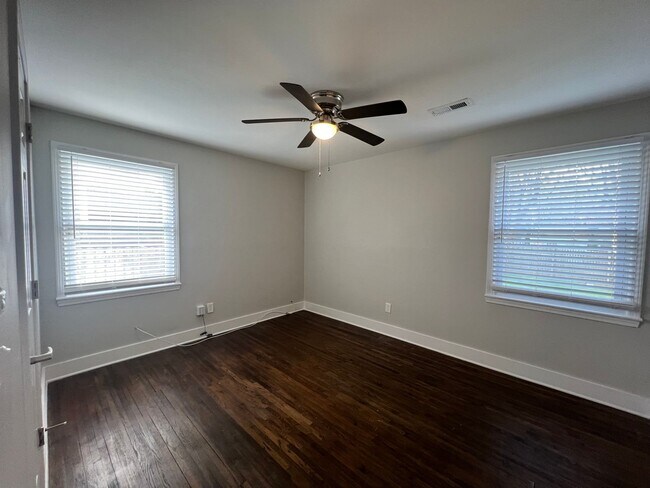 Building Photo - Renovated Brick Ranch in NW Charlotte