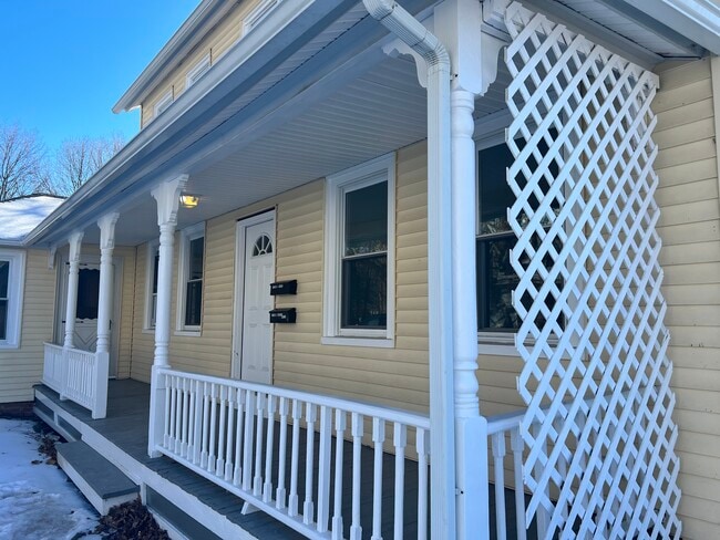 Covered front porch - 4 Starr Plz