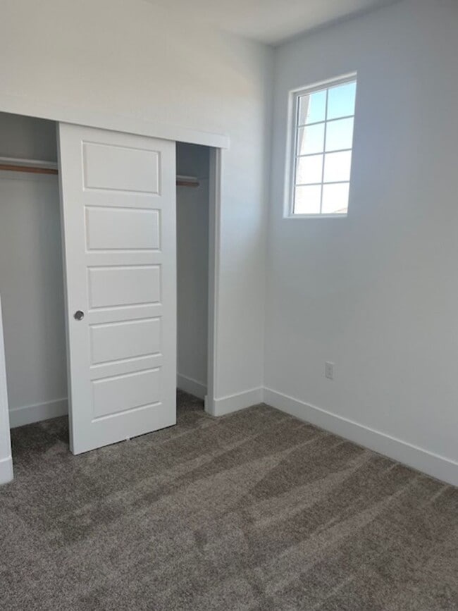Building Photo - Solar Lennar 4 Bedroom Home on a Large Lot