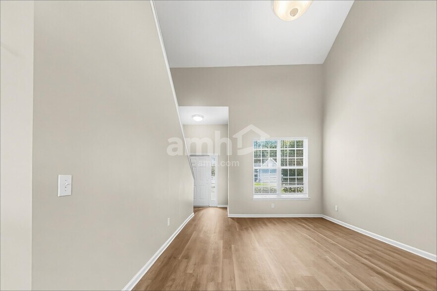 Building Photo - 578 English Oak Cir