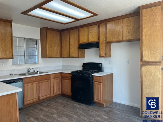 Building Photo - 4 Bedrooms 2 Bathroom home available in Victorville!!
