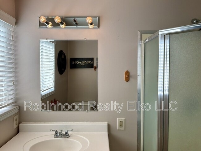 Building Photo - 385 Fir St