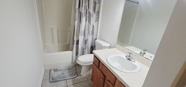 Building Photo - MODERN 3/2 w/ Garage, Fenced Yard, Washer/...